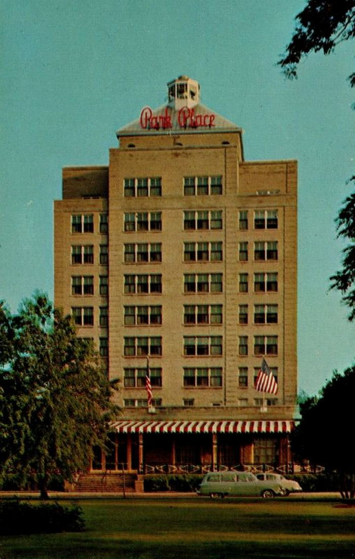 Park Place Hotel (Park Place Motor Inn) - Historical Photo And Postcard (newer photo)
